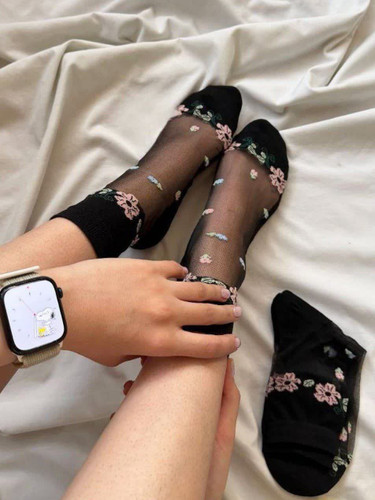 جوراب شیشه‌ای نیم‌ساق وارداتی طرح گل رویه مشکی